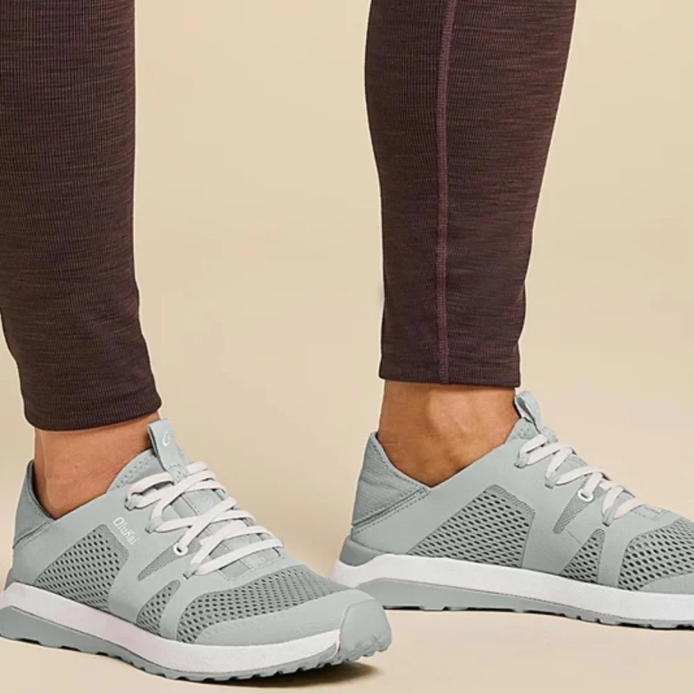 OluKai PGPG Hula Womens Light Gray flexible Sneakers size 9.5